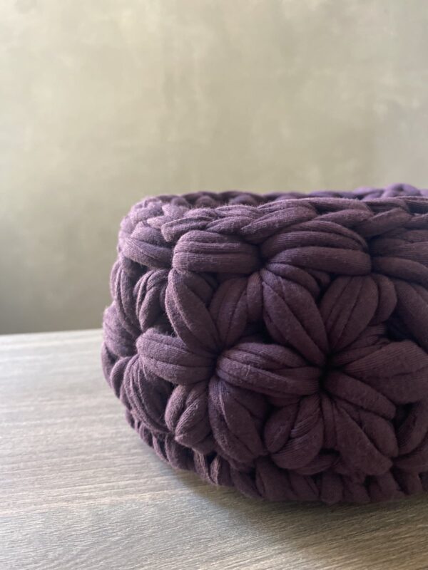 Καλάθι πλεκτό χειροποίητο σε μωβ δαμασκηνί χρώμα - 3