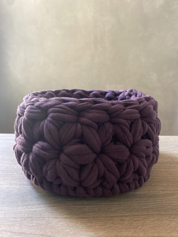 Καλάθι πλεκτό χειροποίητο σε μωβ δαμασκηνί χρώμα - 1