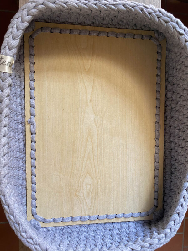 Καλάθι πλεκτό χειροποίητο σε γκρι χρώμα με ξύλινο πάτο - 4