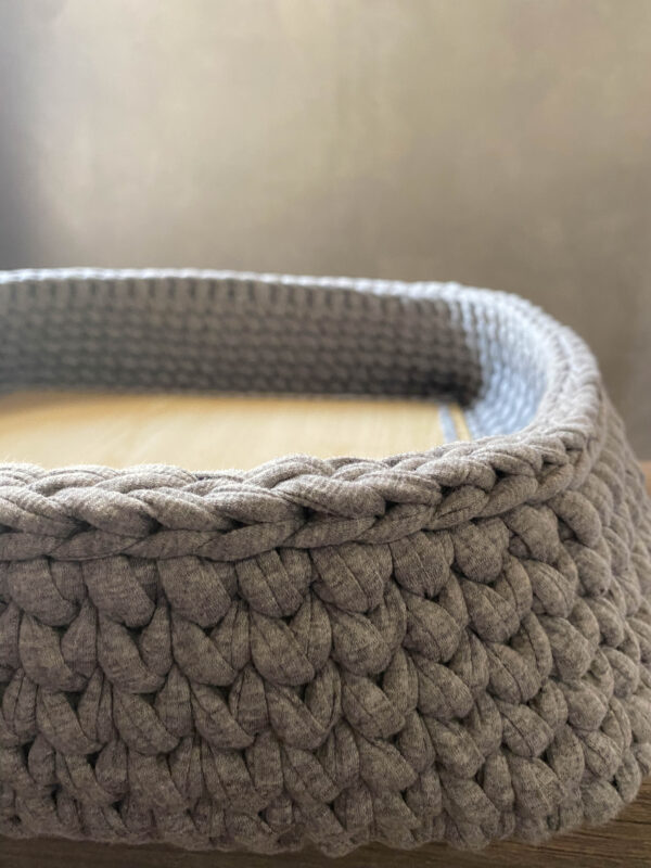 Καλάθι πλεκτό χειροποίητο σε γκρι χρώμα με ξύλινο πάτο - 5