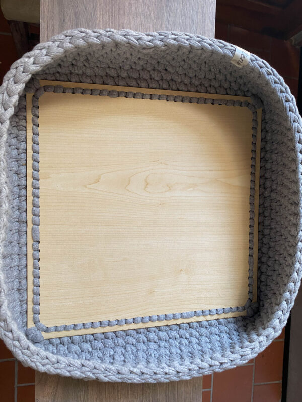 Καλάθι πλεκτό χειροποίητο σε γκρι χρώμα με ξύλινο πάτο - 4