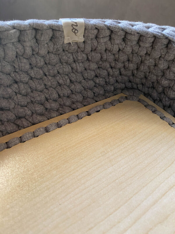 Καλάθι πλεκτό χειροποίητο σε γκρι χρώμα με ξύλινο πάτο - 3