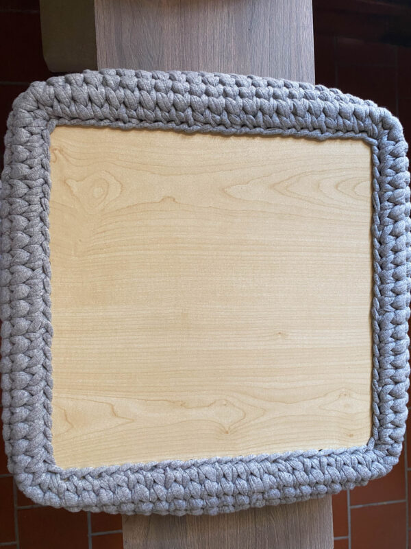 Καλάθι πλεκτό χειροποίητο σε γκρι χρώμα με ξύλινο πάτο - 6