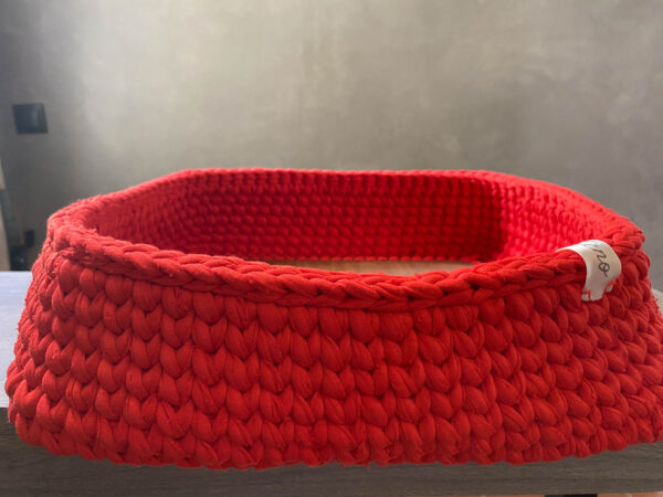 Καλάθι πλεκτό χειροποίητο σε κόκκινο χρώμα με ξύλινο πάτο - 1