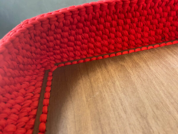 Καλάθι πλεκτό χειροποίητο σε κόκκινο χρώμα με ξύλινο πάτο - 4