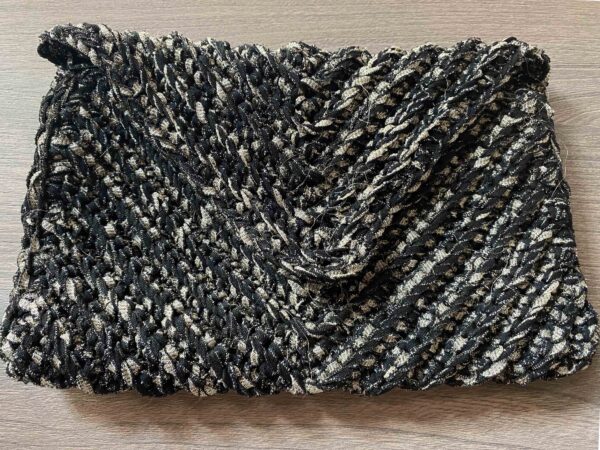 Τσαντάκι χειρός πλεκτό σε γκρι και ασημί χρώμα - 1