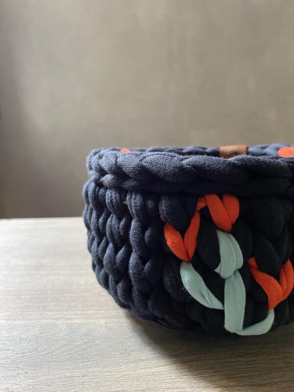 Καλάθι πλεκτό χειροποίητο σε μπλε χρώμα με σχέδιο - 3