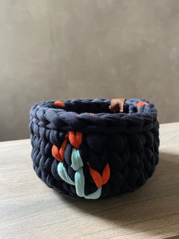 Καλάθι πλεκτό χειροποίητο σε μπλε χρώμα με σχέδιο - 1