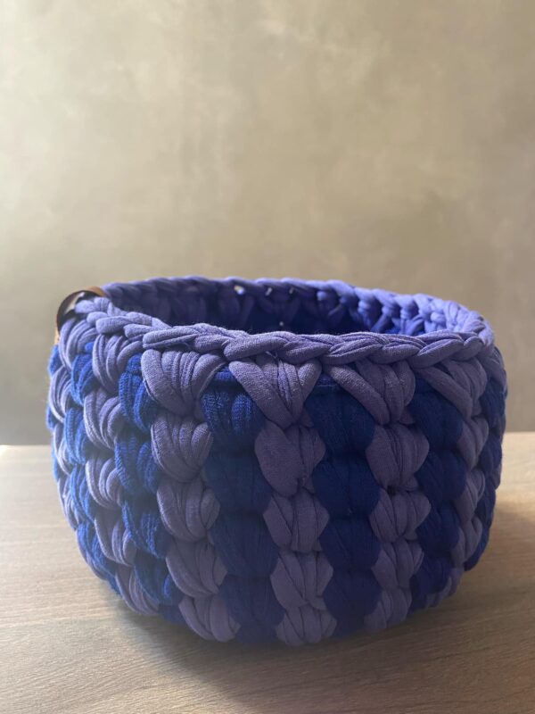 Καλάθι πλεκτό χειροποίητο σε μπλε-μωβ χρώμα - 1