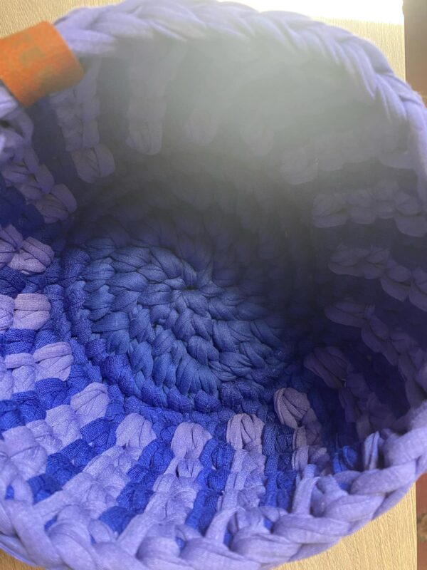 Καλάθι πλεκτό χειροποίητο σε μπλε-μωβ χρώμα - 2