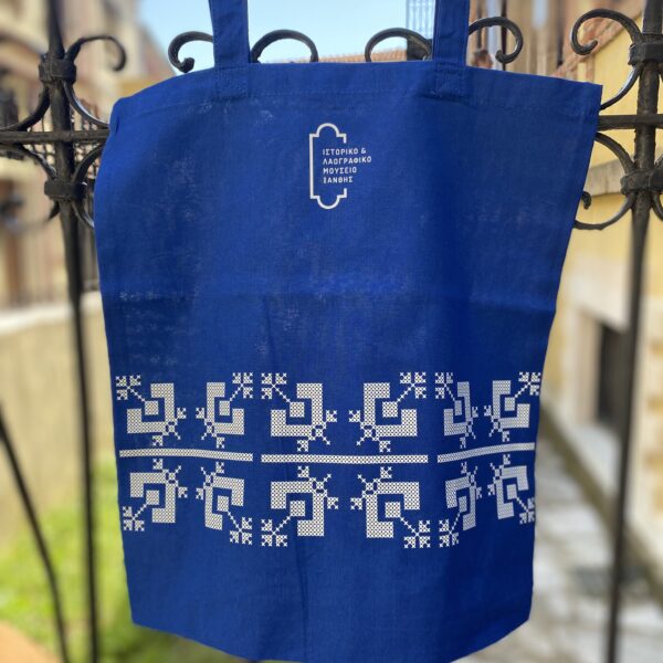 Tote bag με σχέδιο κέντημα (μπλε-λευκό)
