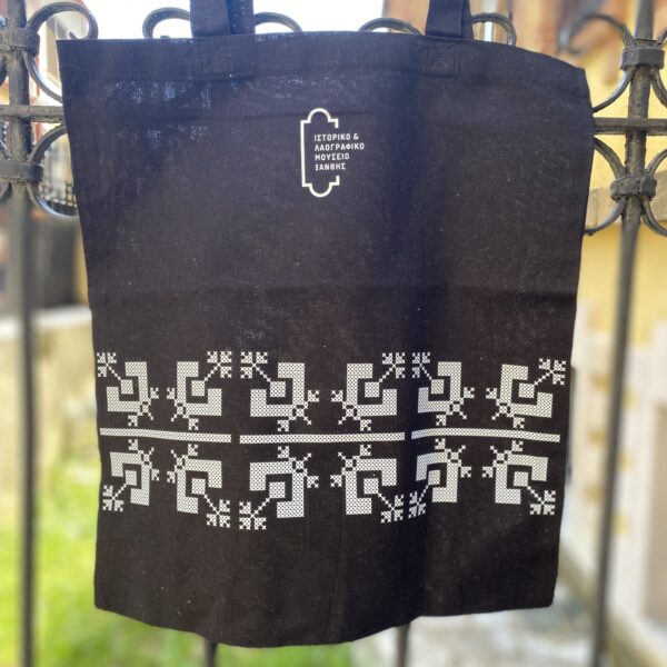 Tote bag με σχέδιο κέντημα (μαύρο - λευκό)