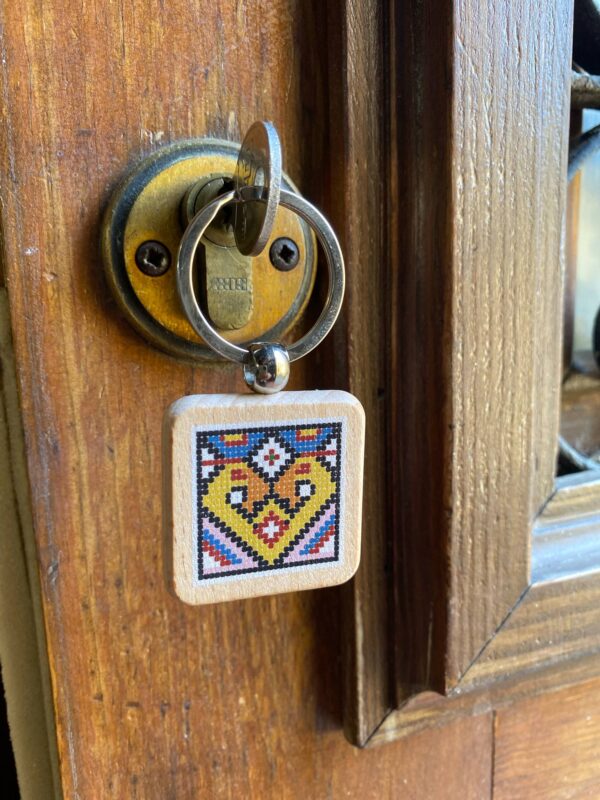 Μπρελόκ ξύλινο με σχέδιο από έκθεμα του μουσείου (καρδιά 1) - 1