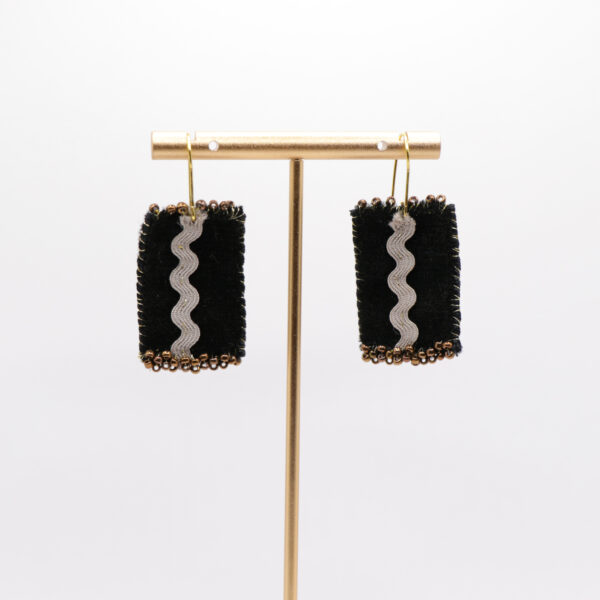 Χειροποίητα σκουλαρίκια εμπνευσμένα από φορεσιά των Ιωαννίνων